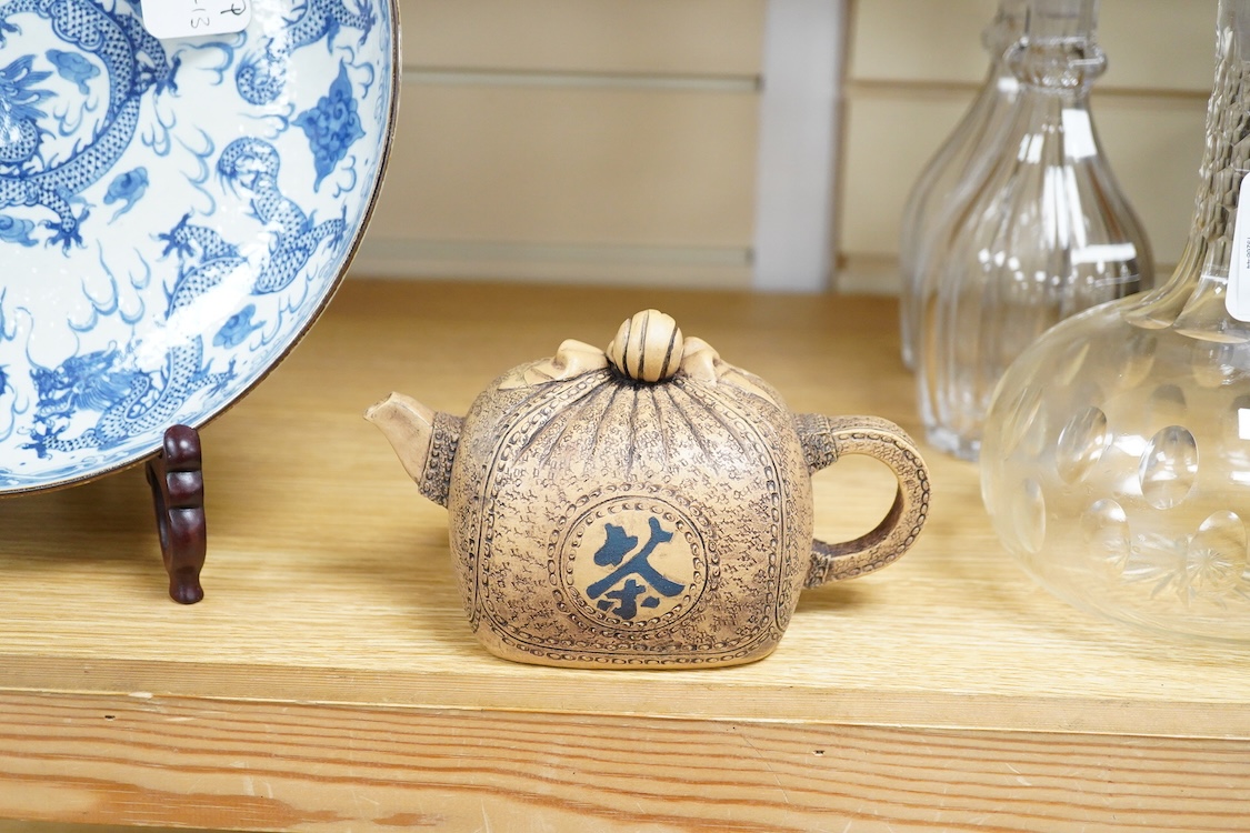 A Chinese Yixing pottery teapot and cover, 10cm